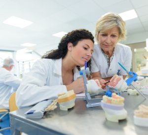 Joven_estudiando_para_ser_técnico_dental