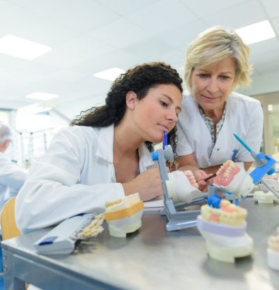 Joven_estudiando_para_ser_técnico_dental
